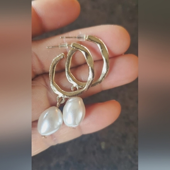 Gold Sleeper Pearl Drop Earrings. 🌴 - Picture 2 of 7